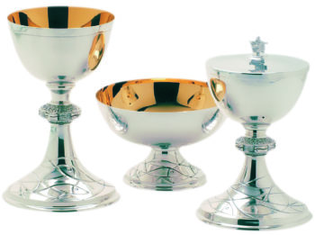 calice pisside piatto Pesci, set in ottone argentato con nodo e base finemente cesellati con simboli di pesci stilizzati