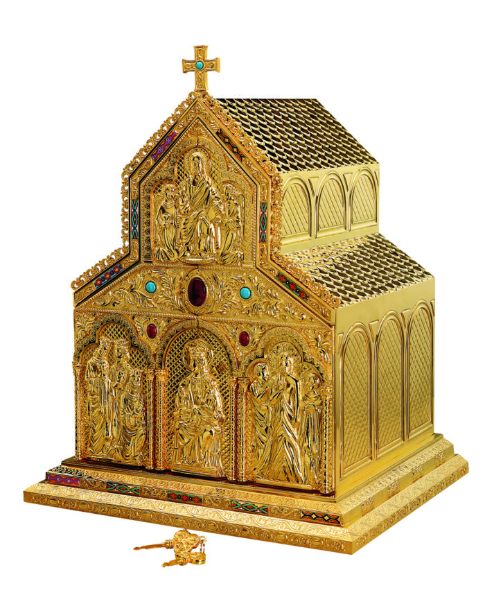 Tabernacolo da mensa romanico in ottone dorato a forma di tempio riccamente decorato sul portale e impreziosito da pietre colorate
