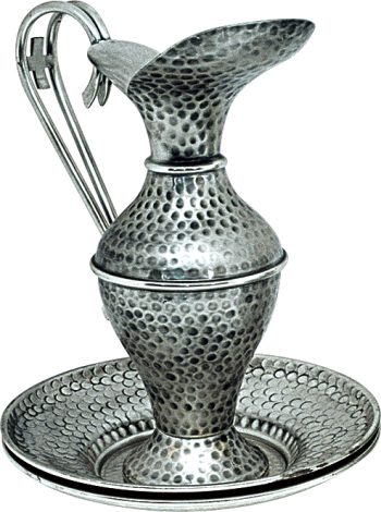 Maranatha Lab "Sion" jug in silver brass embellished with hammered processing on jug and plates