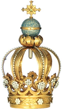 Corona dorata con pietre incastonate bianche e azzurre e finemente cesellata a mano con fregi floreali.