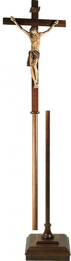 Croce astile in legno scolpito e dipinto e base modanata di forma quadrangolare