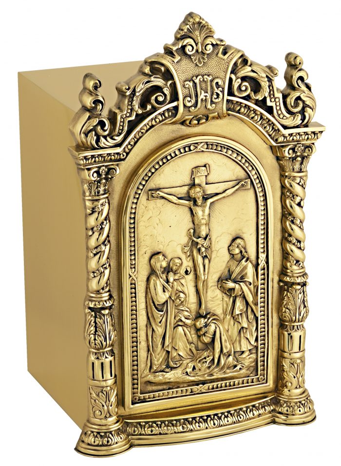 tabernacolo stile barocco Molina realizzato in ottone dorato, impreziosito da porta decorata una scena della crocifissione e colonne tortili