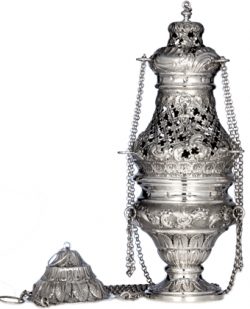 Turibolo "Bisanzio" in argento finemente cesellato a mano con incisioni ogivali, trafori e torniture