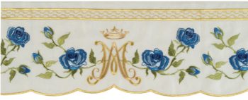 Bordo “Rose” Maranatha Lab con ricamo del monogramma mariano in oro e rose nelle tonalità dell'azzurro