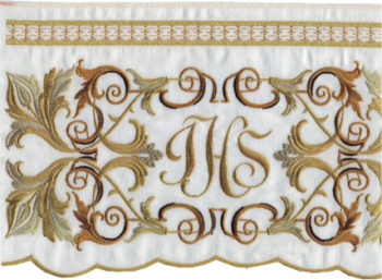 Bordo "Norcia" Maranatha Lab per tovaglia in tessuto raso decorato con ricamo di simbolo JHS in oro.
