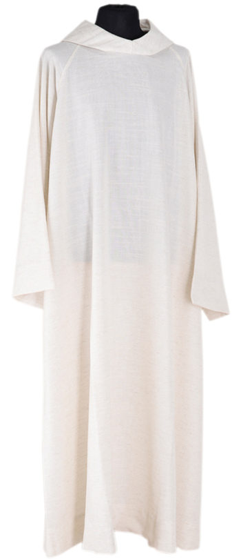 Camice "Assisi" Maranatha Lab in tessuto canapa e lino, dal taglio benedettino e dalla vestibilità ampia.