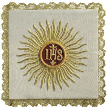 Copricalice "Firenze" Maranatha Lab in pura seta, ricamato a mano con simbolo JHS dorato e bordo oro.