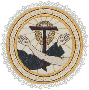 Copricalice "Stimmate" Maranatha Lab circolare interamente ricamato con simbolo francescano e pizzo al bordo.