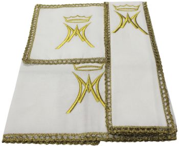 Servizio-Messa "Mary" Maranatha Lab in lino decorato con ricamo diretto di simboli mariani e bordi dorati.