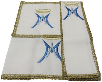Servizio-Messa "Gospa" Maranatha Lab in tessuto lino, decorato con ricamo diretto mariano e bordi dorati.
