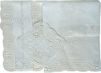 Servizio-Messa "Renè" Maranatha Lab in tessuto lino con pizzo rinascimentale interamente realizzato a mano.