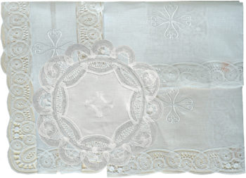 Servizio-Messa "Mario" Maranatha Lab in tessuto lino decorato con pizzo rinascimentale realizzato a mano.