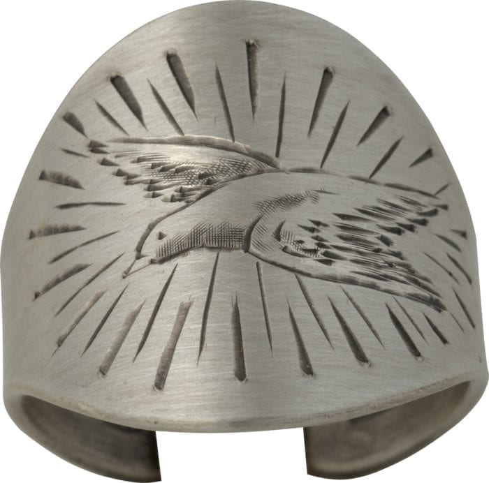 Anello in argento cesellato a mano stile moderno in finitura satinata con simbolo della colomba inciso