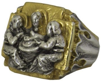 Anello "Emmaus" Maranatha Lab  in argento bicolore cesellato a mano decorato con scena a rilievo tratta dall'Ultima Cena