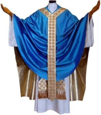 Casula mariana solenne "Firmamento" dal taglio gotico in pura seta azzurra impreziosita da stolone dorato con decoro a stelle