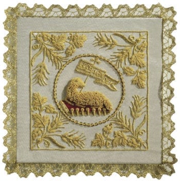 Maranatha Lab "Lamb" chalice cover in pure silk, decorated with direct hand embroidery of the Lamb of God.