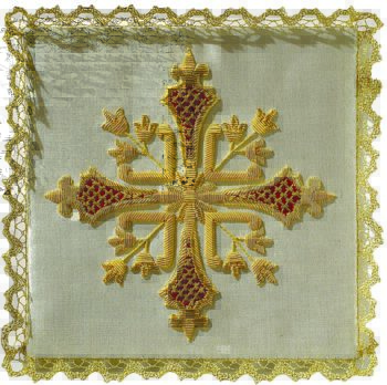 Maranatha Lab "Epiclesis" chalice cover in pure silk, enriched by direct hand embroidery of a cruciform symbol.