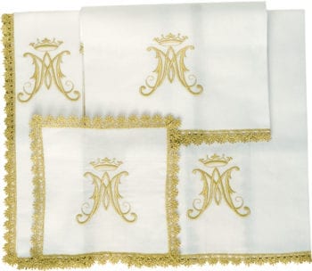 Servizio-Messa "Maria" Maranatha Lab in tessuto lino arricchito con ricamo di simboli mariani e bordo in oro.