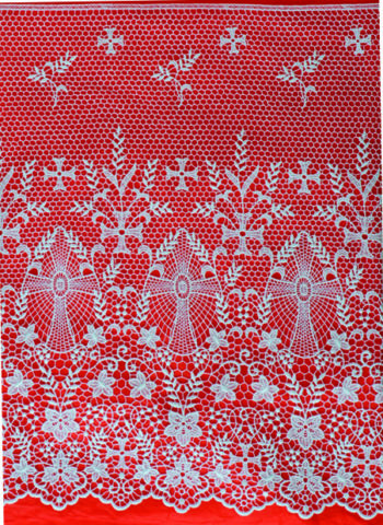 Completo "Lecce" Maranatha Lab in lino, decorato con pizzo macramè a motivo floreale e simboli cruciformi.