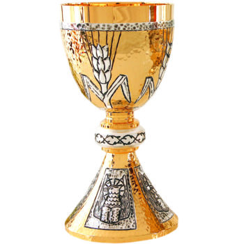 Calice in ottone cesellato bicolore in stile moderno imoreziosito con spighe di grano e simboli dei quattro Evangelisti.