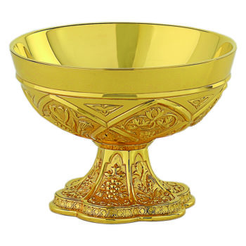 piatto gotico in ottone dorato caratterizzato da una base ottagonale polilobata e da una ricca decorazione a sbalzo sulla coppa e alla base