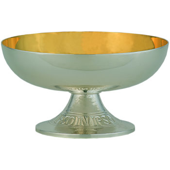 piatto martellato in ottone argentato in stile classico dalle linee stilizzate ed essenziali, ornato da una base martellata ed incisa a mano con una decorazione testuale latina