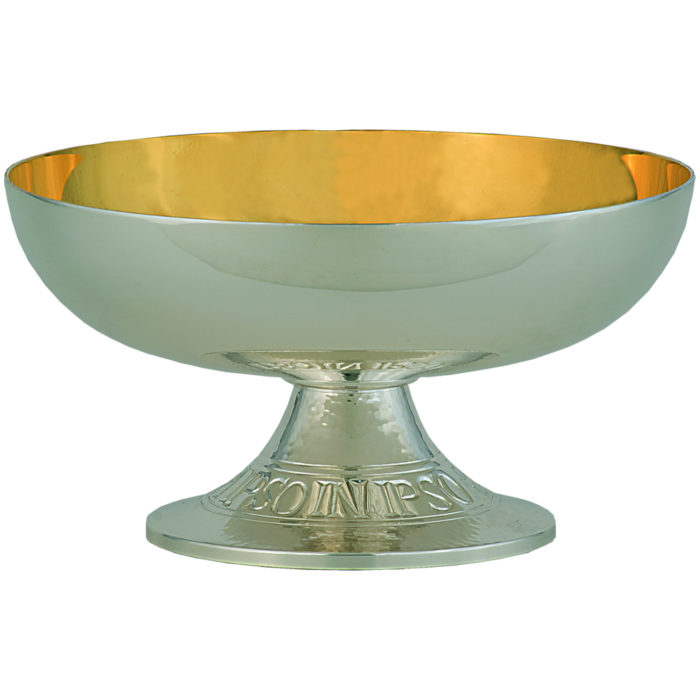 piatto martellato in ottone argentato in stile classico dalle linee stilizzate ed essenziali, ornato da una base martellata ed incisa a mano con una decorazione testuale latina