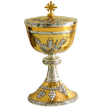 Pisside in ottone cesellato e martellato a finitura bicolore decorato con simboli eucaristici e corona di spine