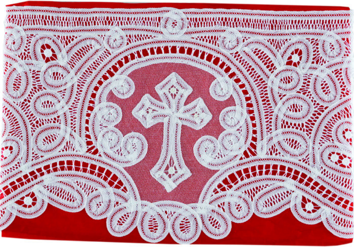 Bordo "Lione" Maranatha Lab in lino decorato con pizzo rinascimentale e simbolo cruciforme realizzato a mano.