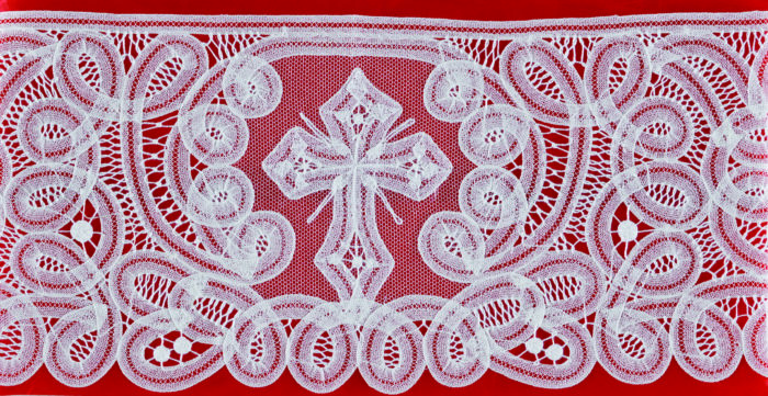 Bordo "Zurigo" Maranatha Lab in lino decorato con pizzo rinascimentale e simbolo cruciforme realizzato a mano.