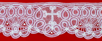 Bordo "Malines" Maranatha Lab in tessuto lino decorato con pizzo rinascimentale interamente realizzato a mano.