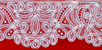 Bordo "Parigi" Maranatha Lab in tessuto lino decorato con pizzo rinascimentale interamente realizzato a mano.