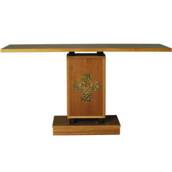 Altare in legno decorato con il fregio di una croce stilizzata in ottone dorato sul fronte