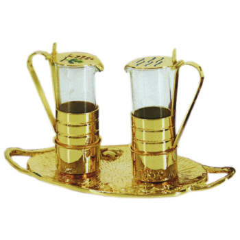 Ampolline in ottone dorato in stile classico con vassoio e simboli dell'acqua e dell'uva incisi sulle ampolline