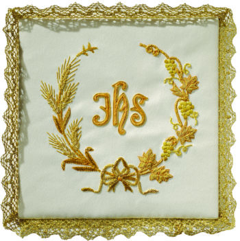 Maranatha Lab "Teruah" chalice cover in pure silk, decorated with direct hand embroidery in gold of the JHS symbol.