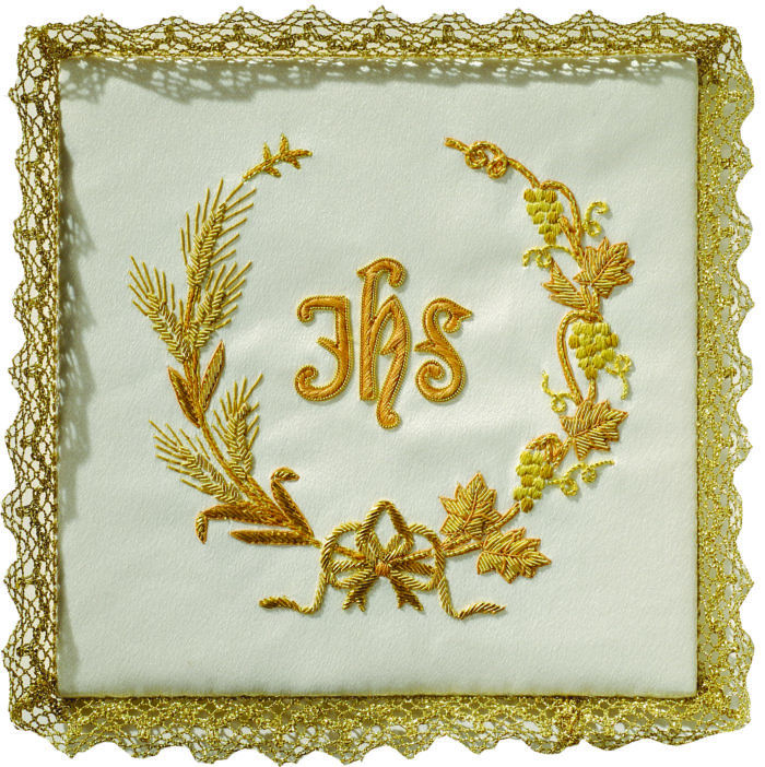 Maranatha Lab "Teruah" chalice cover in pure silk, decorated with direct hand embroidery in gold of the JHS symbol.
