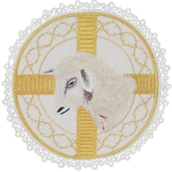 "Maria" Maranatha Lab chalice cover entirely embroidered in gold from the Lamb of God, with lace on the edge.