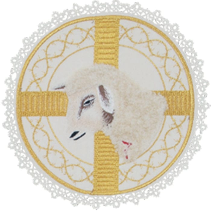 "Maria" Maranatha Lab chalice cover entirely embroidered in gold from the Lamb of God, with lace on the edge.
