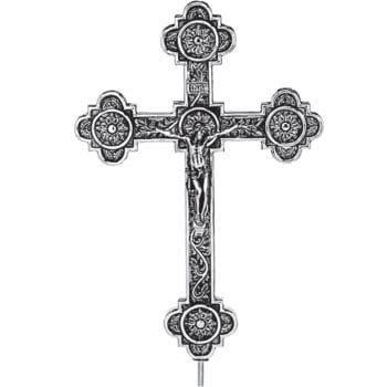 Croce astile in argento interamente cesellata a mano con motivi floreali, Cristo Crocifisso e inscrizione INRI