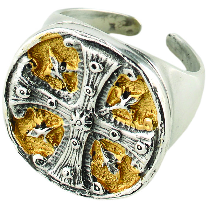 Anello in argento bicolore cesellato a mano, impreziosito da un decoro cruciforme su fondo oro