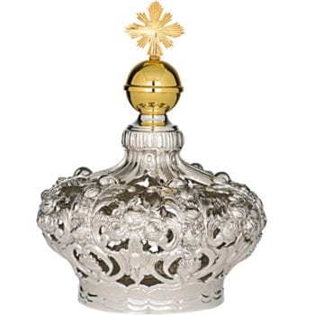 Corona in argento cesellato a mano con motivi decorativi floreali e sormontata da globo e croce