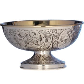 Piatto floreale in argento stile classico con coppa e piede interamente cesellati a mano con motivi floreali