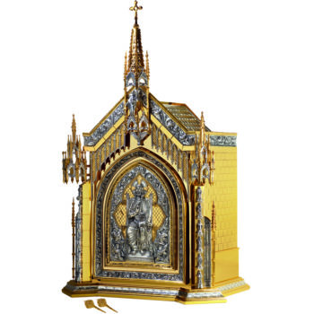 Tabernacolo da mensa gotico realizzato in ottone con ricca ornamentazione gotica raffigura il Creatore sulla porta, lo Spirito Santo e il Sacro Cuore di Gesú e i dodici Apostoli ai lati